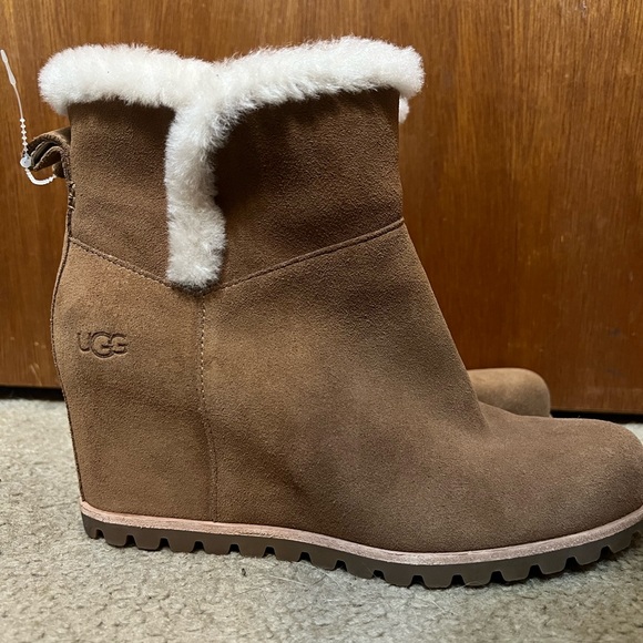 Women’s UGG Boots - Picture 2 of 6